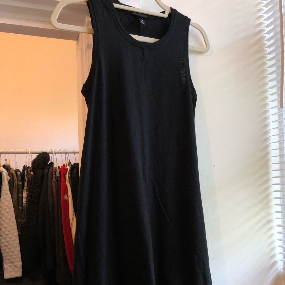 Black sleeveless dress
